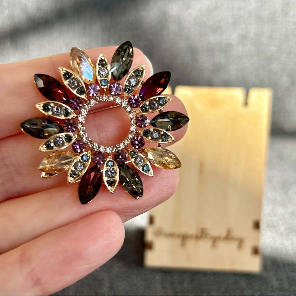 Sparkly, Multicolored Gemstone Wreath Circle Fashion Brooch Pin, Purple, Gold - Picture 17 of 17